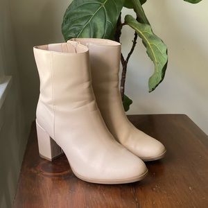 Short go-go boot in Cream / Tan